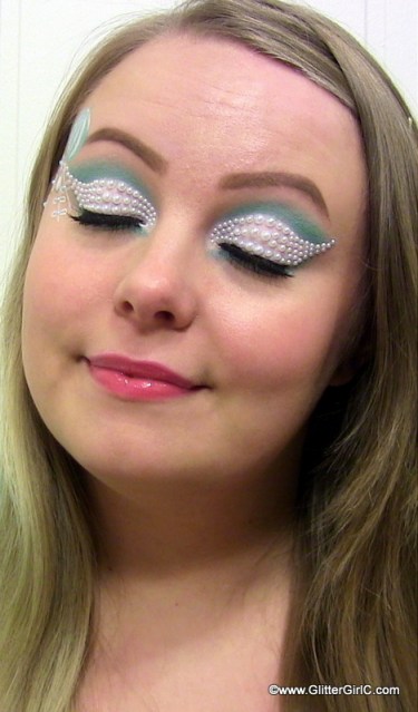 White and mint makeup